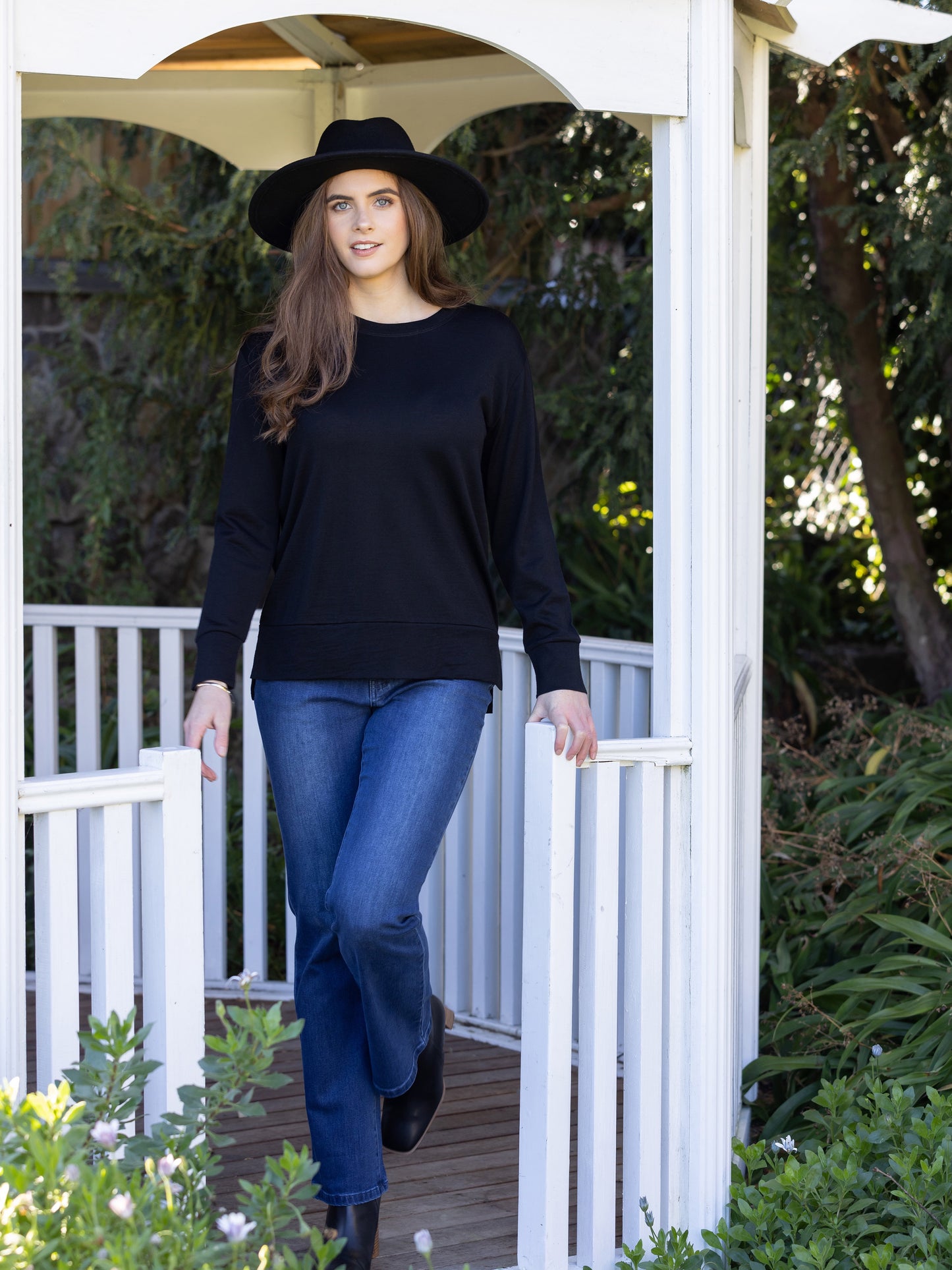 Vassalli 100% Merino Round Neck Top with Square hem - Black